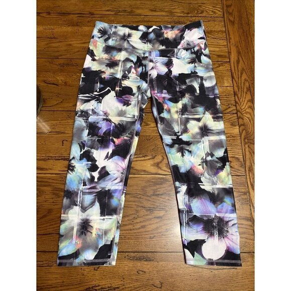 𝅺$80 FABLETICS Salar Capri Flower Print  Women's Size Medium - Picture 1 of 7